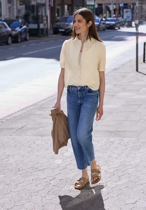 Blouse à manches courtes avec col rond et volants stone sand