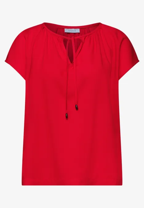 Rote, kurzärmlige Bluse mit V-Ausschnitt und bindbarem Kordelzug.