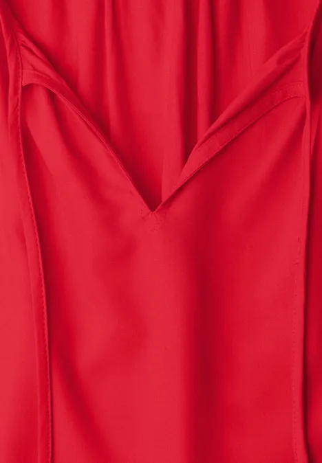 Rotes Kleid mit V-Ausschnitt aus fließendem, einfarbigem Stoff.