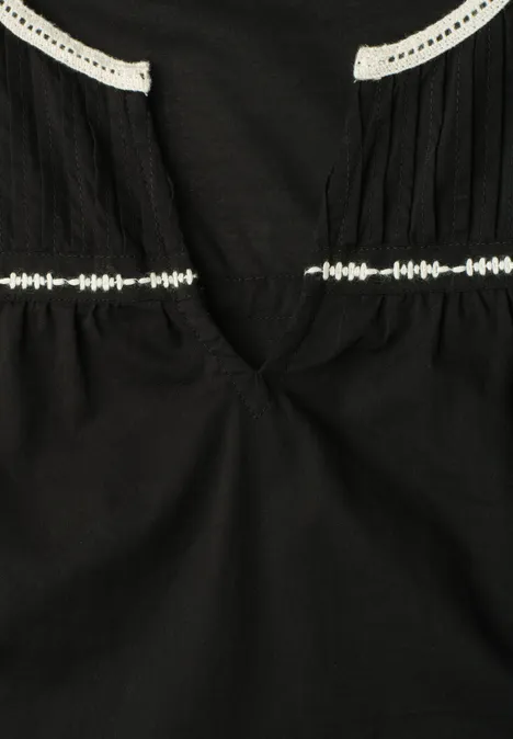 Blusentop mit Split Neck und Embroidery Black Schwarzes Top mit V-Ausschnitt und weißen Spitzenbändern an Schultern und Taille