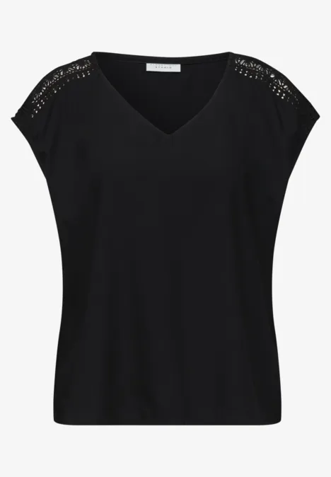Schwarzes Damenshirt mit V-Ausschnitt und gehäkelten Schulterdetails, lockerer Schnitt.