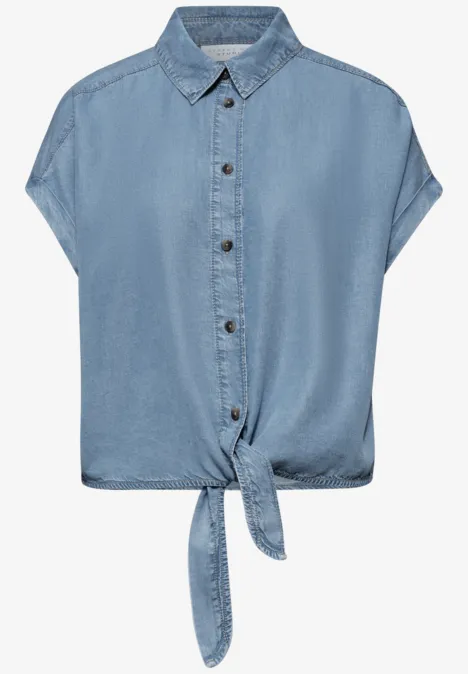Kurzes, hellblaues Jeans-Hemd mit angeschnittenen Ärmeln und Knoten am Saum
