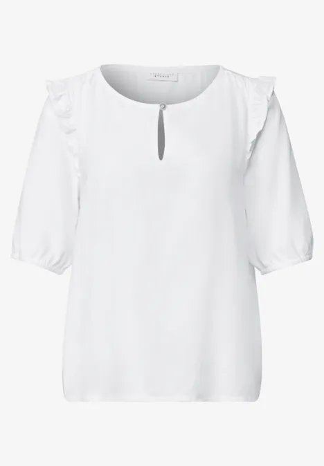 Kurzarm Bluse mit Volant-Details White Weiße, feminine Bluse mit halblangen Ärmeln, Rüschen an den Schultern und kleinem Tropfenausschnitt.
