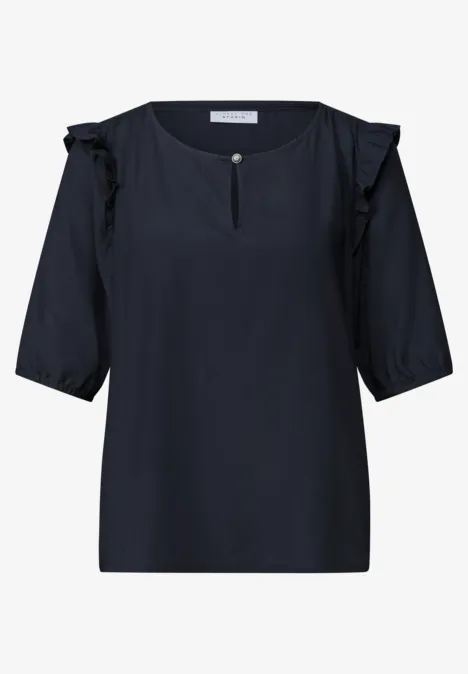 Kurzarm Bluse mit Volant-Details maritime blue Dunkelblaue, schlichte Damenbluse mit halblangen Ärmeln, Rüschen an den Schultern und kleinem Schlitz am Ausschnitt.