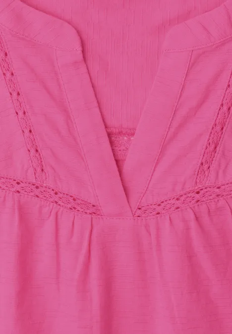Blusenshirt mit Split Neck und Tape-Details simply pink Rosafarbene Damenbluse mit V-Ausschnitt und zarter Spitzenverzierung am Oberteil.