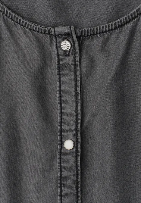 3/4-Arm Jeansbluse mit Rundhals tencel grey Graues Denim-Oberteil mit Knopfleiste und zwei silbernen Druckknöpfen.