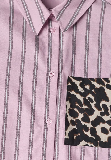 Chemise rose clair à fines rayures blanches et grises, poche décorée d’un imprimé léopard.