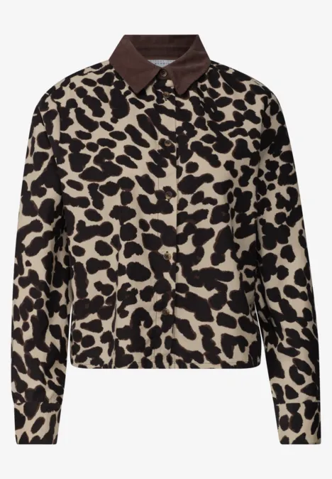 Kurze Jacke mit schwarz-beigem Animal-Print, braunem Kragen und Reißverschluss.