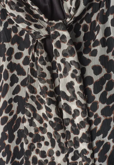 Tissu plissé imprimé léopard beige aux taches noires et brunes irrégulières