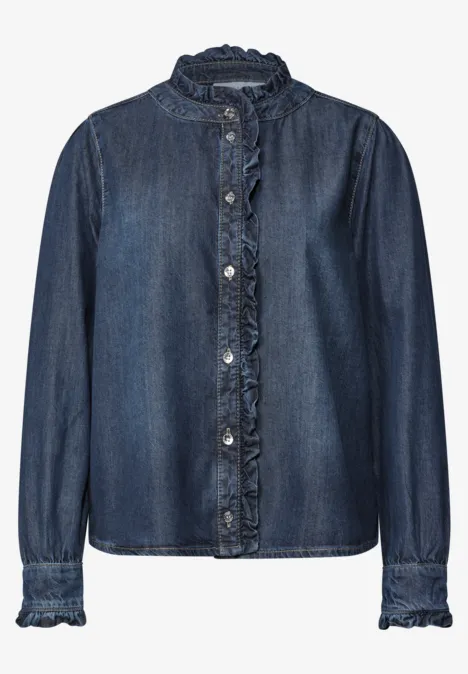 Dunkelblaue Jeansbluse mit Rüschenkragen und -manschetten, Knopfleiste vorn.