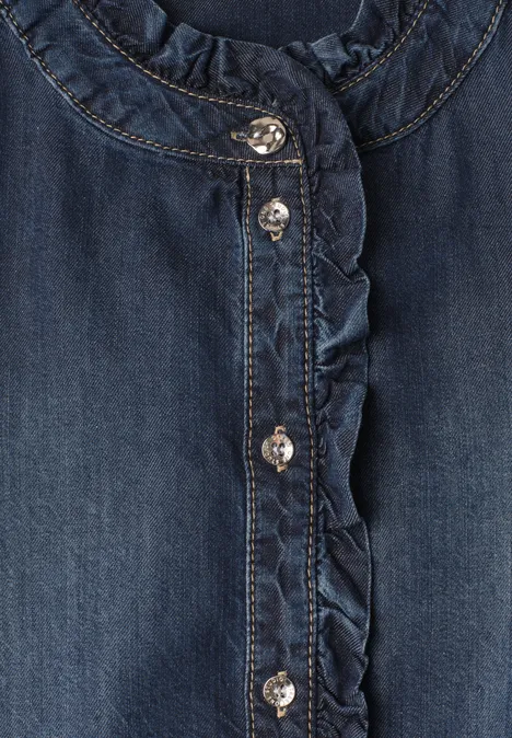 Dunkelblaue Denim-Bluse mit Rüschen am Kragen und funkelnden Metallknöpfen.