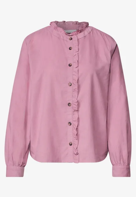 Rosa Damenbluse mit Rüschenkragen, Knopfleiste und langen Ärmeln.