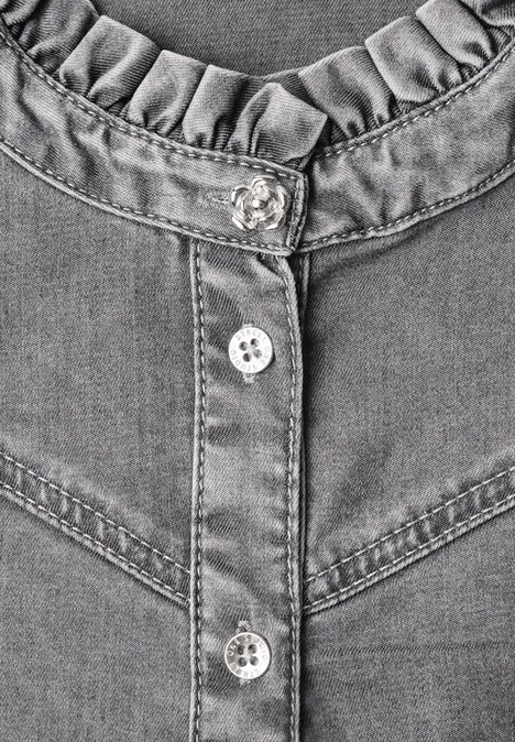 Langarm Denim Bluse mit Rüschen soft grey washed Nahaufnahme eines grauen Jeanshemds mit Rüschenkragen und silbernen Knöpfen.