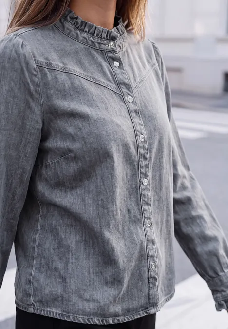 Langarm Denim Bluse mit Rüschen soft grey washed Graue Damenbluse aus Jeansstoff mit Rüschenkragen und Knopfleiste, langärmelig.