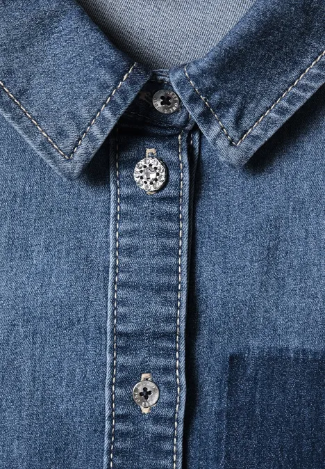Blauer Jeanshemdkragen mit Knopfleiste und silbernen Metallknöpfen