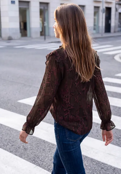 Langarm Tunika mit Rüschendetails russet red Junge Frau mit braunen Haaren in Bluse und Jeans läuft auf einem Zebrastreifen in der Stadt.