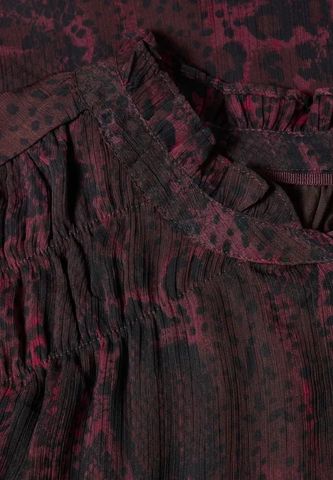 Langarm Tunika mit Rüschendetails russet red Nahaufnahme eines dunkelroten Kleidungsstücks mit schwarzen Punkten und zarten Falten.