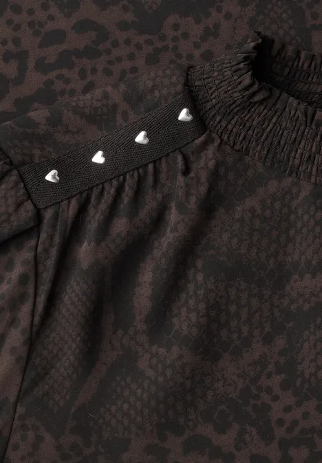Dunkelbraunes Kleidungsstück mit Animal-Print, elastischem Saum und schwarzem Riemen mit silbernen Herznieten.