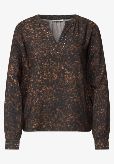 Dunkle Bluse mit braunem Leopardenmuster, V-Ausschnitt und langen Ärmeln.
