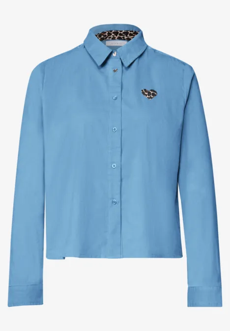 Chemisier en velours côtelé avec motif en forme de cœur loom blue Hellblaues Damenhemd mit klassischem Kragen, langen Ärmeln und kleinem Tiger-Logo auf der Brust.