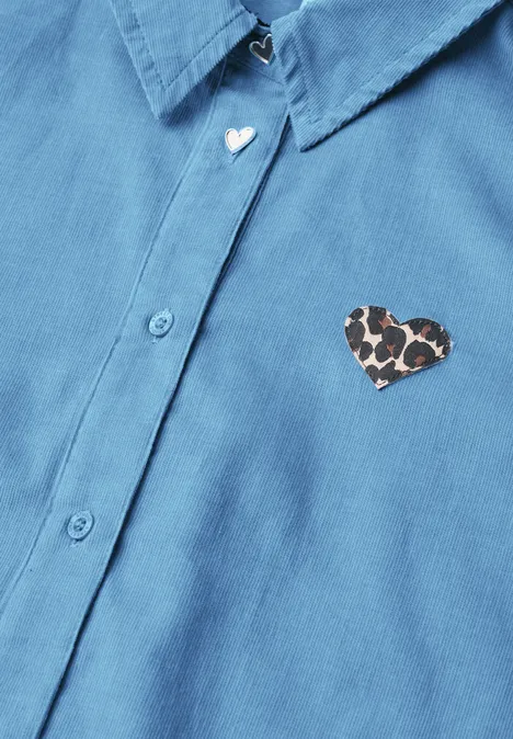 Chemisier en velours côtelé avec motif en forme de cœur loom blue Blaues Hemd mit zwei Herz-Details: weißer Herzknopf am Kragen und Leopardenmuster-Herzpatch auf der Brust.