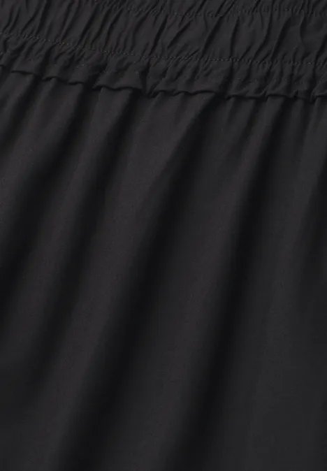 Nahaufnahme eines schwarzen Kleidungsstücks mit elastischem Bund.