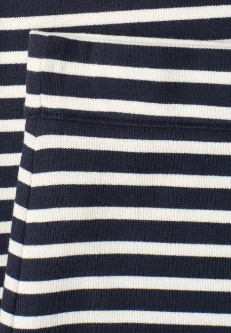 Nahaufnahme eines Stoffes mit dunkelblauen und weißen horizontalen Streifen.