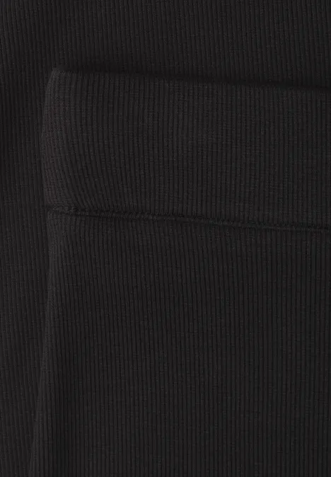 Midirock mit seitlichem Schlitz Black Schwarzer, gerippter Stoff mit sichtbarer Naht und aufgesetzter Tasche.