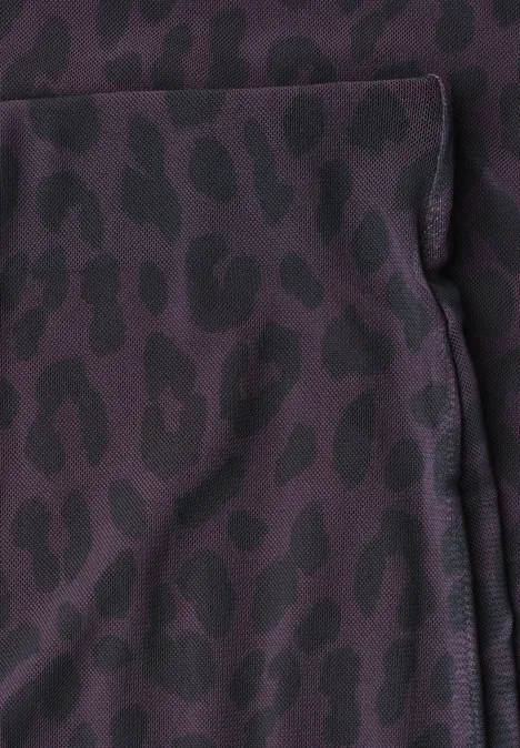 Close-up van paarse, donkerpaarse stof met luipaardprint in donkerder tint.