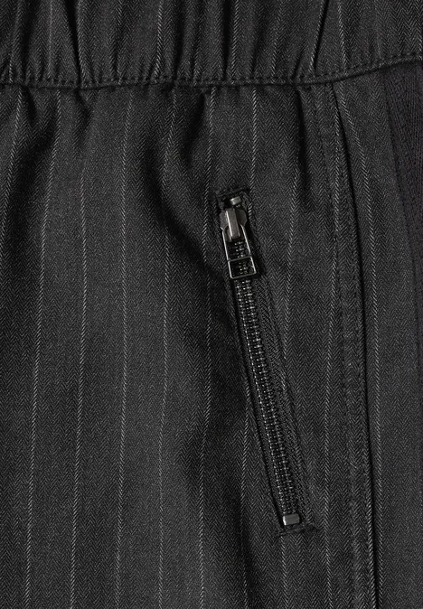 Minirock mit Elastikbund und Gallonstreifen Black Schwarze Nadelstreifen-Hose mit elastischem Bund und seitlicher Reißverschlusstasche.