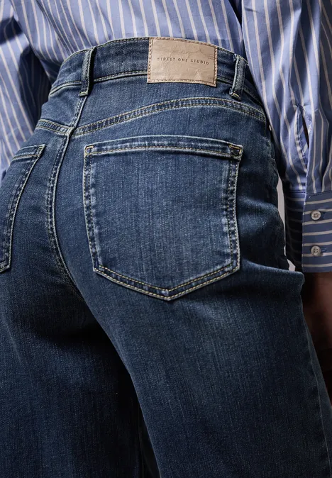 Jeans im Loose Fit Dark Blue Tinted wash