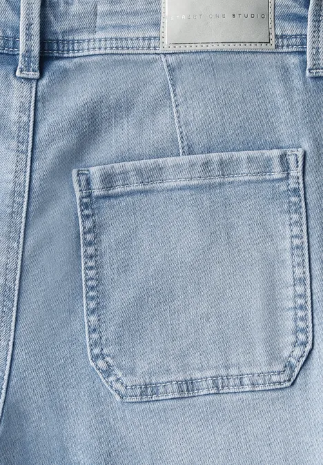 Straight Leg Cargo Jeans light blue wash