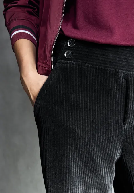 Straight Leg Cordhose Black