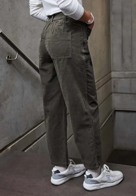 Cordhose mit Patch Pockets hollow green