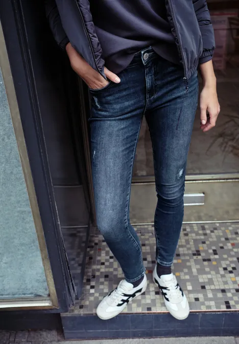 Jeans mit Destroyed Details dark blue authentic wash