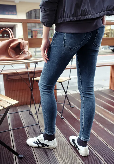 Jeans mit Destroyed Details dark blue authentic wash