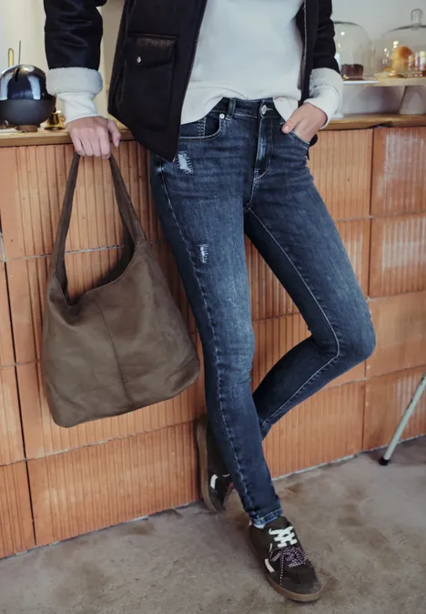 Jeans mit Destroyed Details dark blue authentic wash