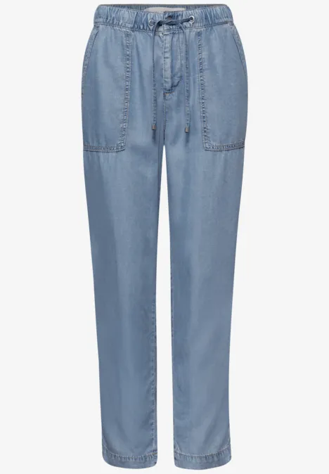 Helle, lässige Jeanshose aus Denim mit elastischem Bund und großen aufgesetzten Taschen.