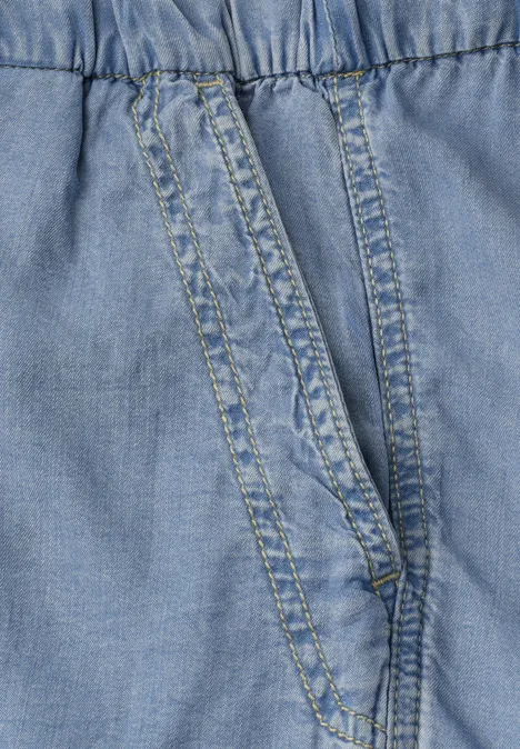 Elastische band in blauwe denim met riemlussen.