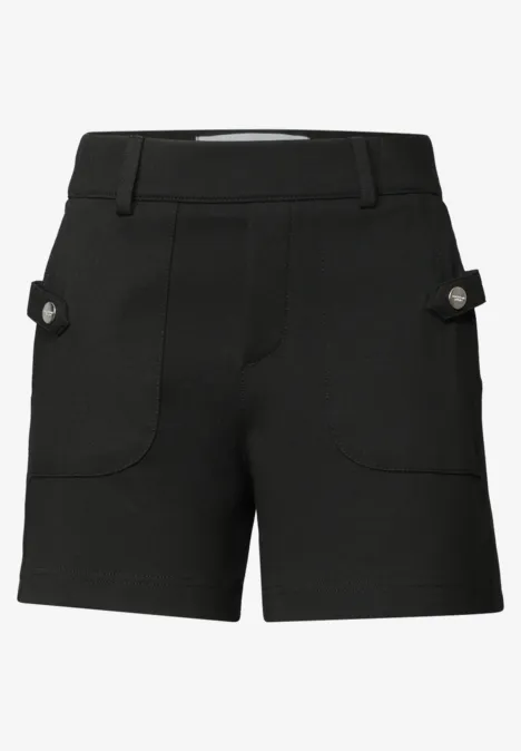 High Waist Shorts mit Knopfdetail Black Schwarze kurze Hose mit Gürtelschlaufen und seitlichen Taschen mit Knopfleisten.