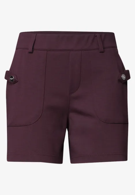 Dunkellila Damen-Shorts mit hoher Taille, Fronttaschen und dekorativen Seitentaschen mit Knöpfen.