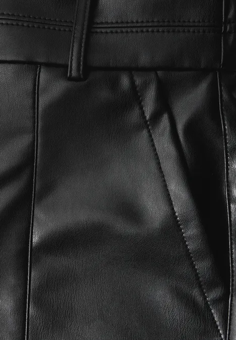 Shorts in Leder-Optik Black
