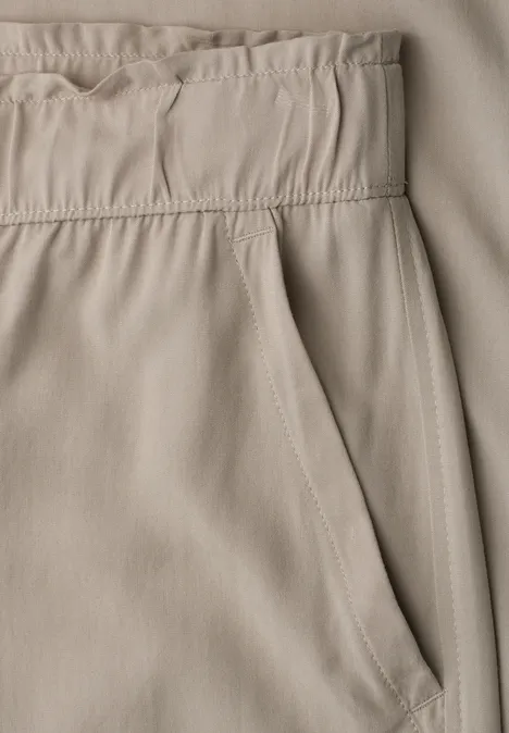 Wide Leg Culotte im Loose Fit quiet ivory Nahaufnahme einer hellbeigen Hose mit elastischem Bund und seitlicher Eingrifftasche.