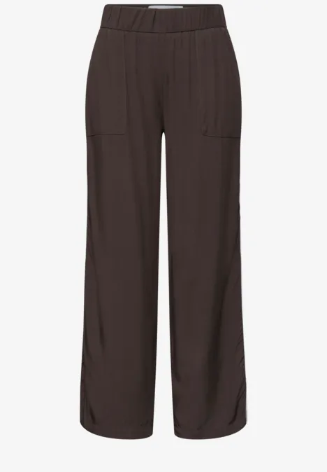 Dunkelbraune, legere Freizeithose mit weitem Bein, elastischem Bund und aufgesetzten Taschen.