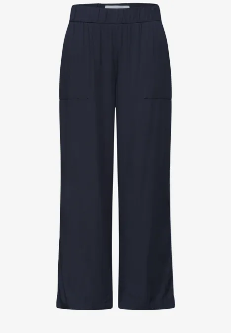 Dunkelblaue weite Hose mit elastischem Bund und aufgesetzten Taschen