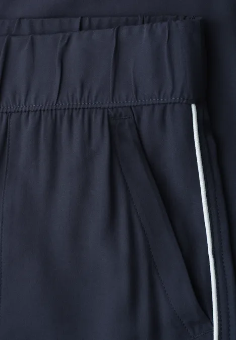 Dunkelblaue Sporthose mit elastischem Bund, seitlicher Eingrifftasche und weißem Streifen
