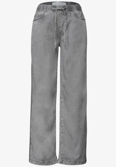 Graue Jeans mit weitem Bein und hoher Taille, gerade geschnitten.