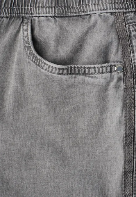 Graue Hose mit elastischem Bund und seitlicher Fronttasche aus Jeansstoff.
