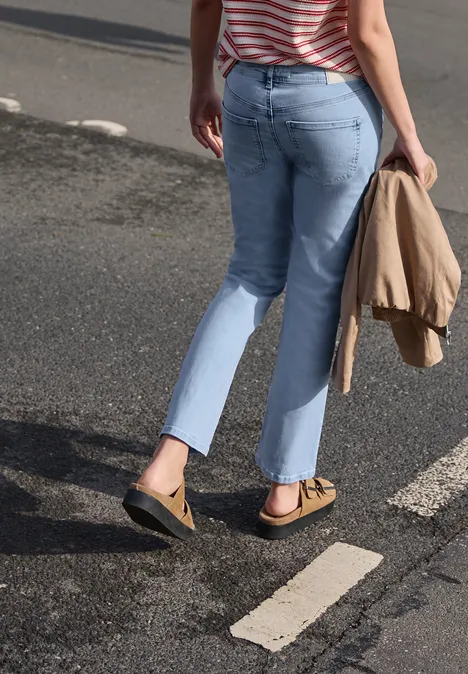 Mid Waist kick flare jeans in een Skinny Fit ultrableached wash