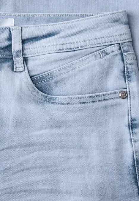 Mid Waist kick flare jeans in een Skinny Fit ultrableached wash